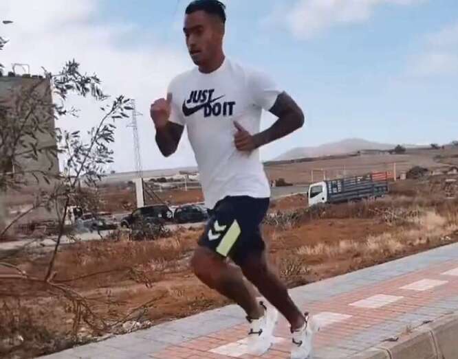 Araujo haciendo ejercicio por la urbanización Arauz de Telde/Elnuevoinsular.es